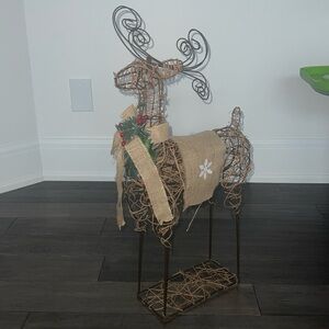 Wire like reindeer figurine statue